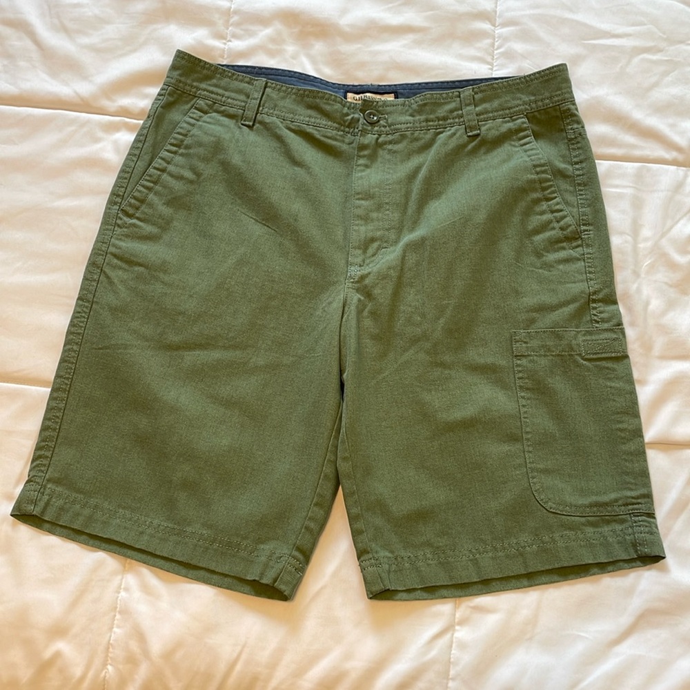 G.H. Bass flat front chino shorts in green. Men's 36. Like new condition. Sharp!